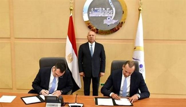 وزير النقل يشهد توقيع عقد تنفيذ البنية الفوقية لمحطة الحاويات "تحيا مصر1"